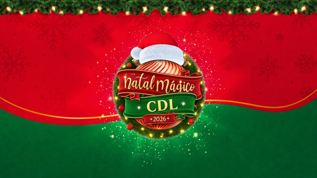 Selo do Natal Mágico CDL 2026 sobre guirlanda iluminada com gorro de Papai Noel, em fundo vermelho e verde com flocos de neve