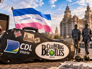 Arte com estojo de guitarra com as marcas da CDL Vitória e do Clube Big Beatles, a bandeira do Espírito Santo e, ao fundo, a estátua dos Beatles e o Royal Liver Building, em Liverpool