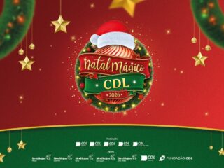 Arte do Natal Mágico CDL 2026 com guirlanda, laço vermelho e gorro de Papai Noel sobre fundo vermelho com estrelas douradas, e as logomarcas das CDLs participantes na faixa verde inferior