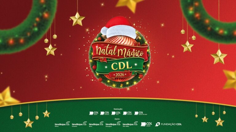 Arte do Natal Mágico CDL 2026 com guirlanda, laço vermelho e gorro de Papai Noel sobre fundo vermelho com estrelas douradas, e as logomarcas das CDLs participantes na faixa verde inferior