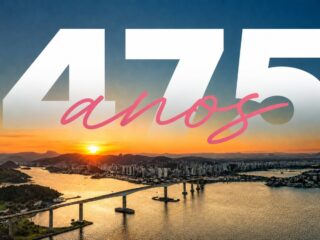 Arte dos 475 anos de Vitória - ES sobre foto aérea da Terceira Ponte ao pôr do sol