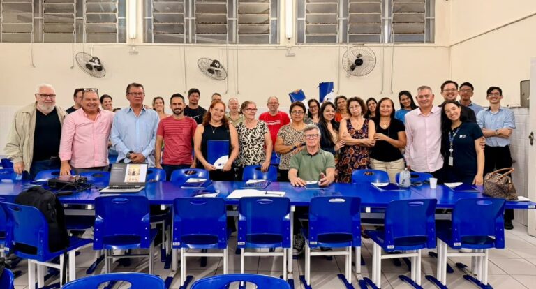 Grupo de comerciantes da Grande Goiabeiras e representantes da CDL Vitória reunidos em sala da EMEF Adão Benezath, em Vitória, durante a apresentação do Natal Mágico CDL 2026