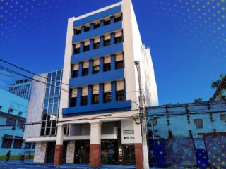 Fachada do prédio da CDL Vitória, de seis andares em branco e azul, na Avenida Governador Bley, no Centro de Vitória