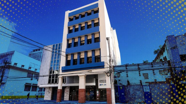 Fachada do prédio da CDL Vitória, de seis andares em branco e azul, na Avenida Governador Bley, no Centro de Vitória